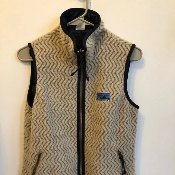 Patagonia Limited Edition Women's Woolie Fleece Reversible Vest - Picture 3 of 5